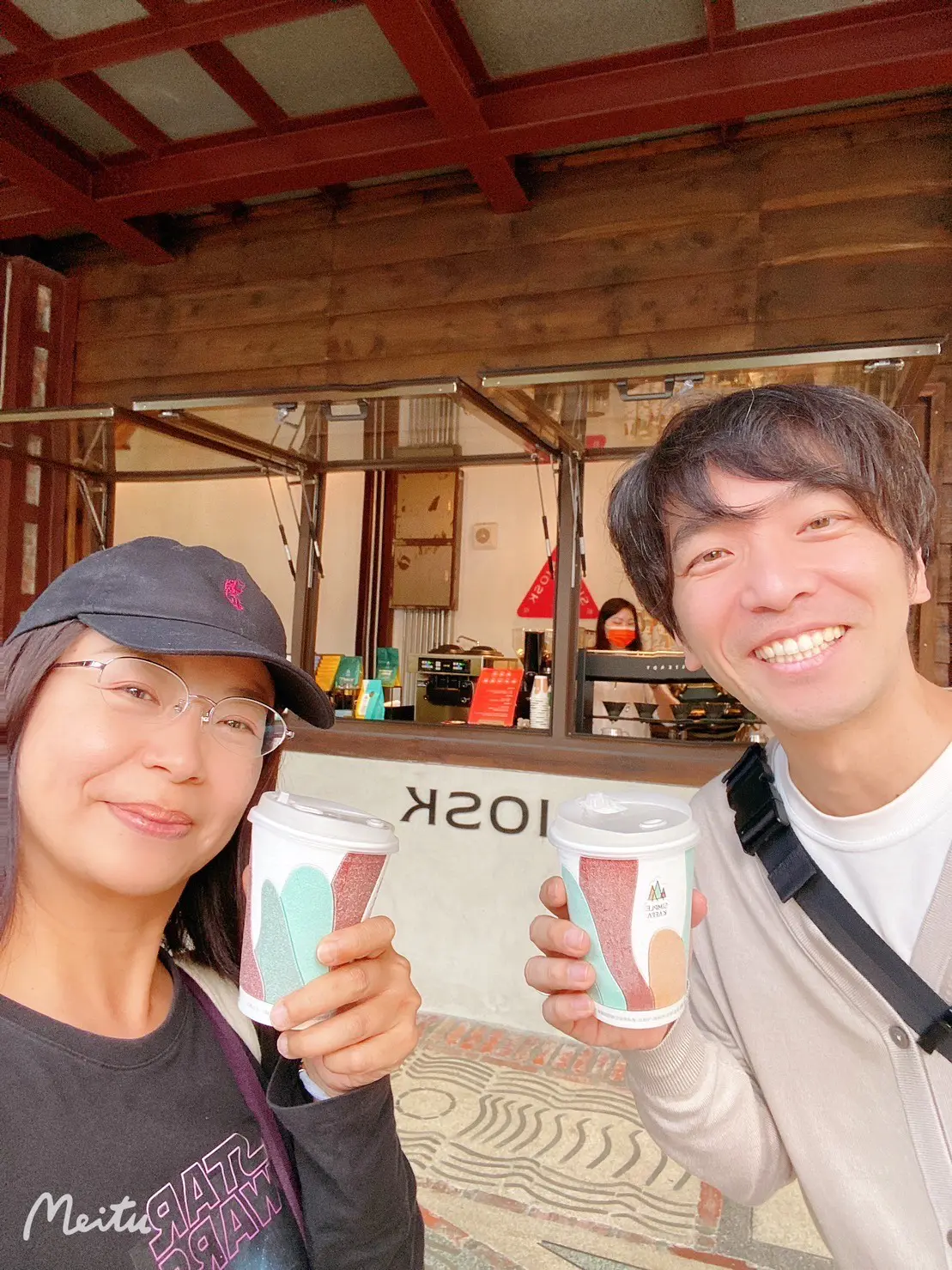 ガイドの蔡さんと人気のコーヒーショップにて