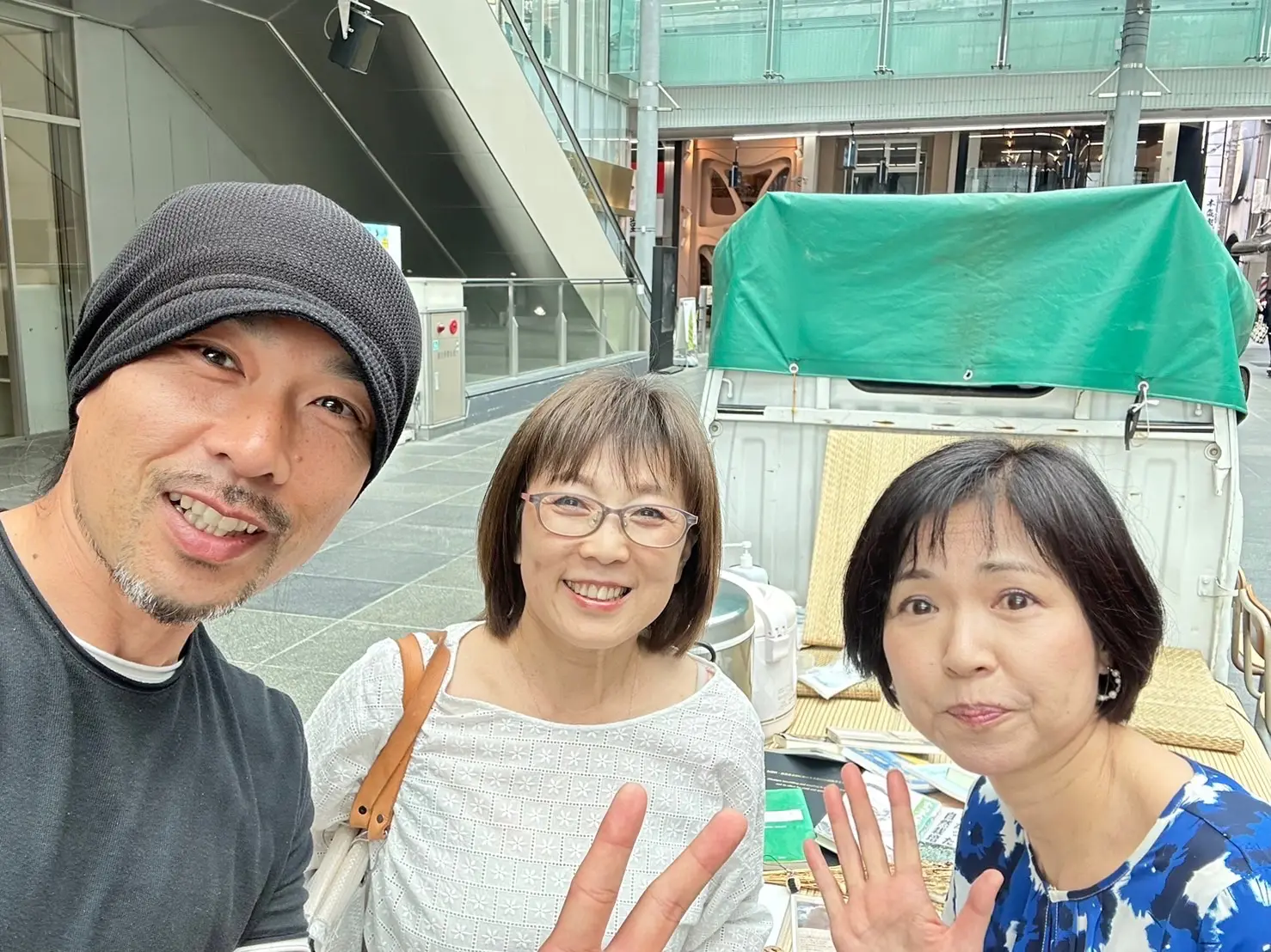 玄米おにぎりを買いにグランドプラザへ！（真ん中はでるラジカレッジの出演中の野菜ソムリエ上級プロ　田中美弥さん）