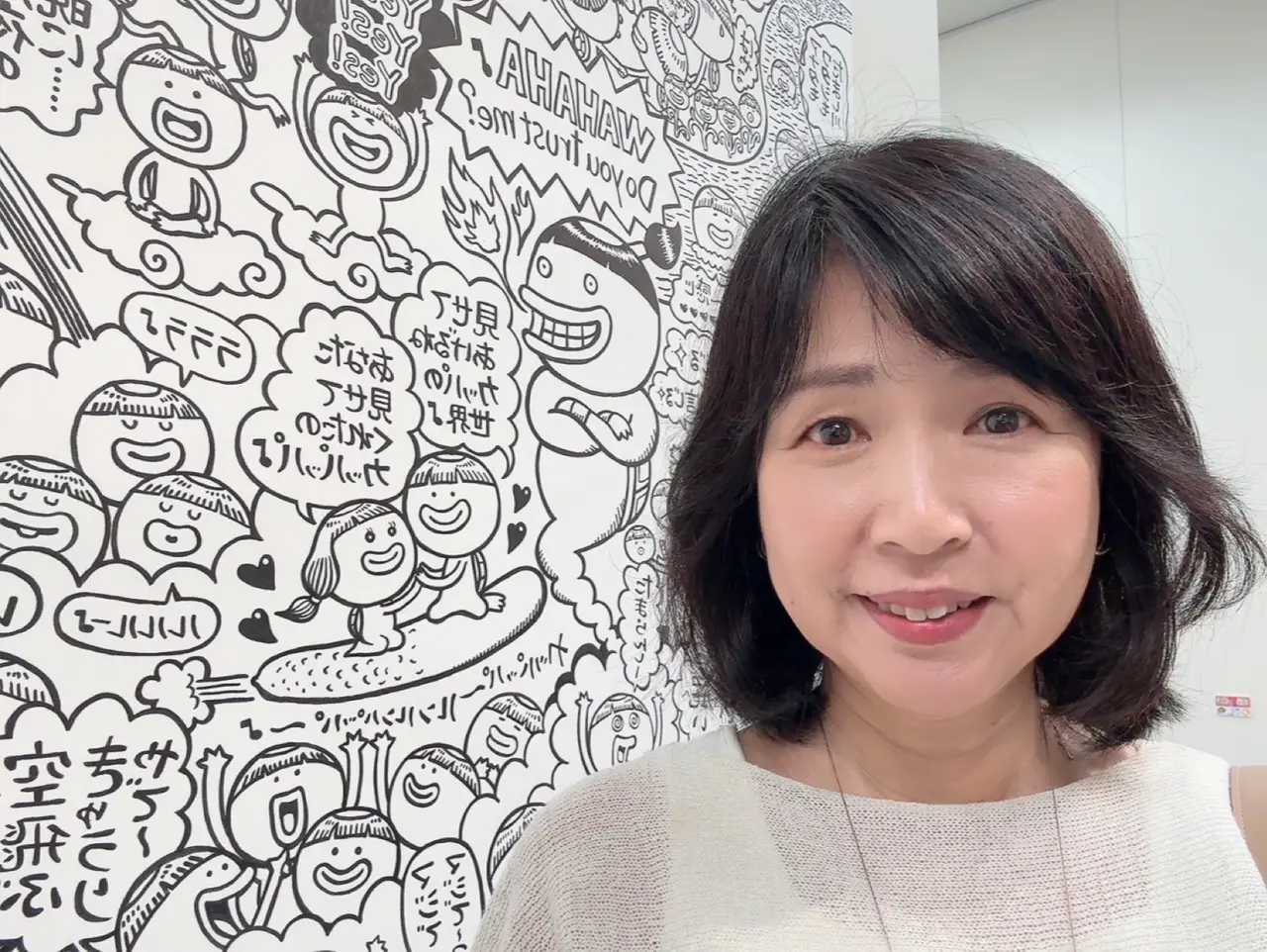 森みちこさんのカッパの壁画の前で