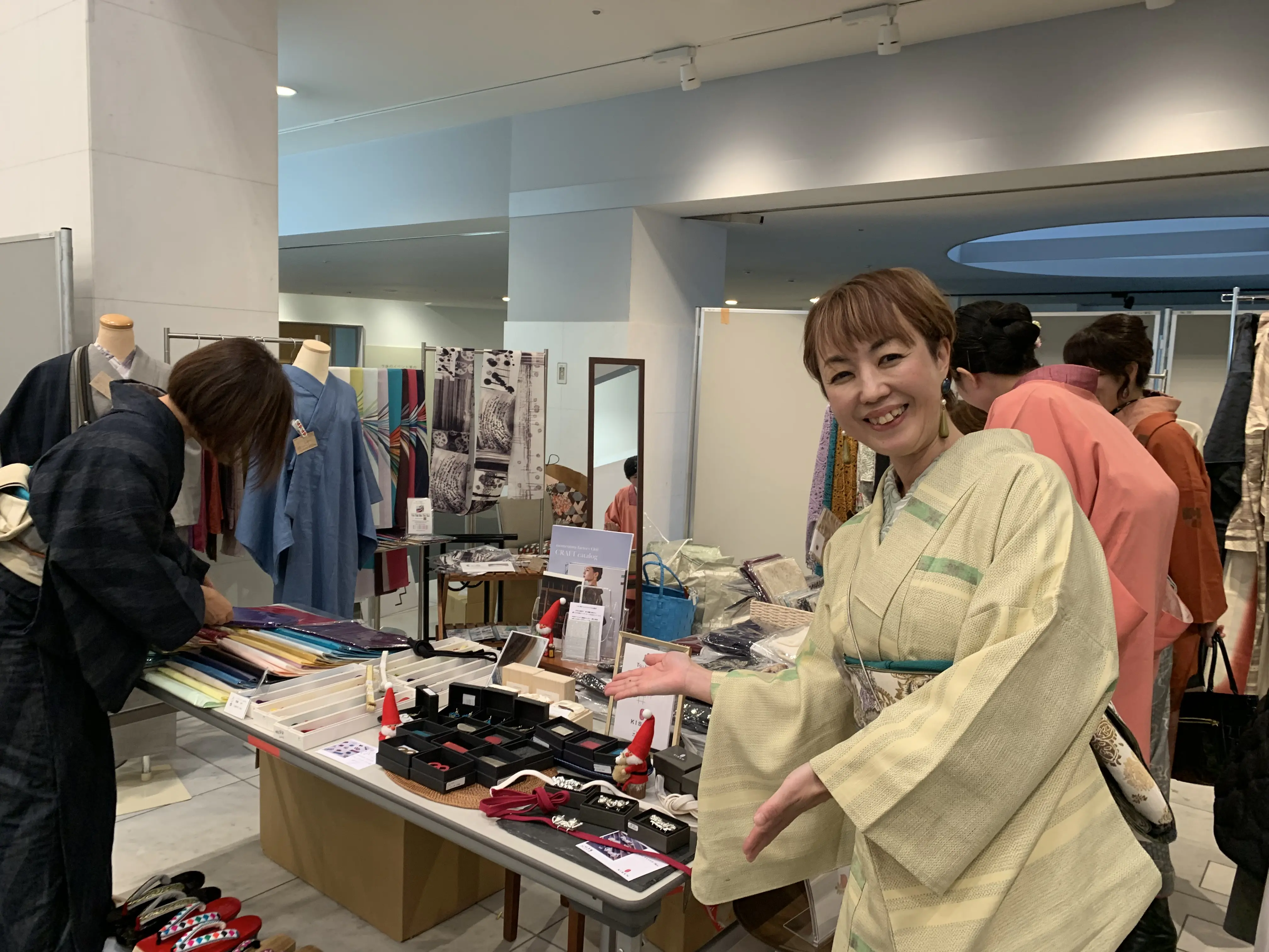 笑顔で接客する浅井康恵さん