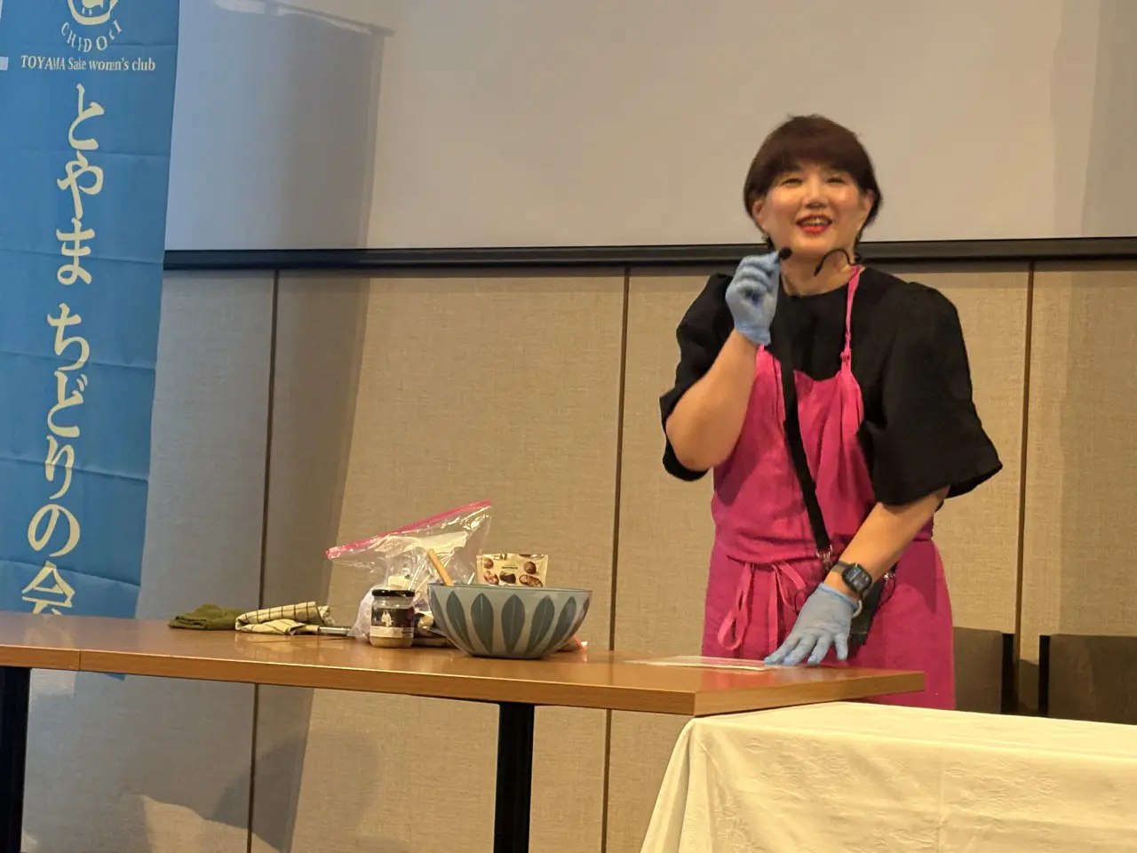 酒粕を使ったおつまみの作り方を実演する山田さん