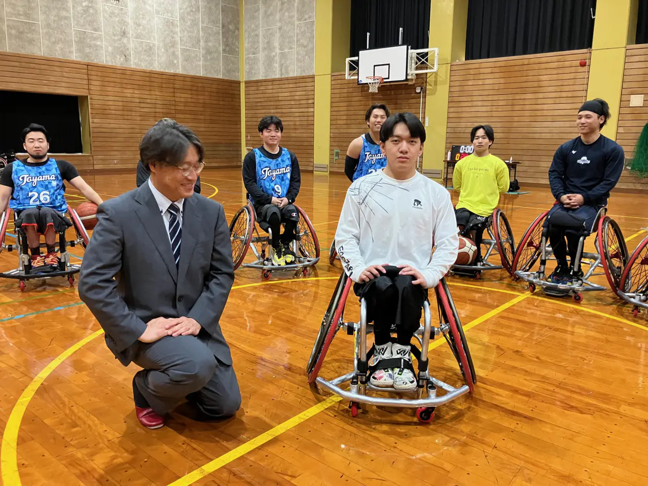 バスケットボール用車いすを寄贈