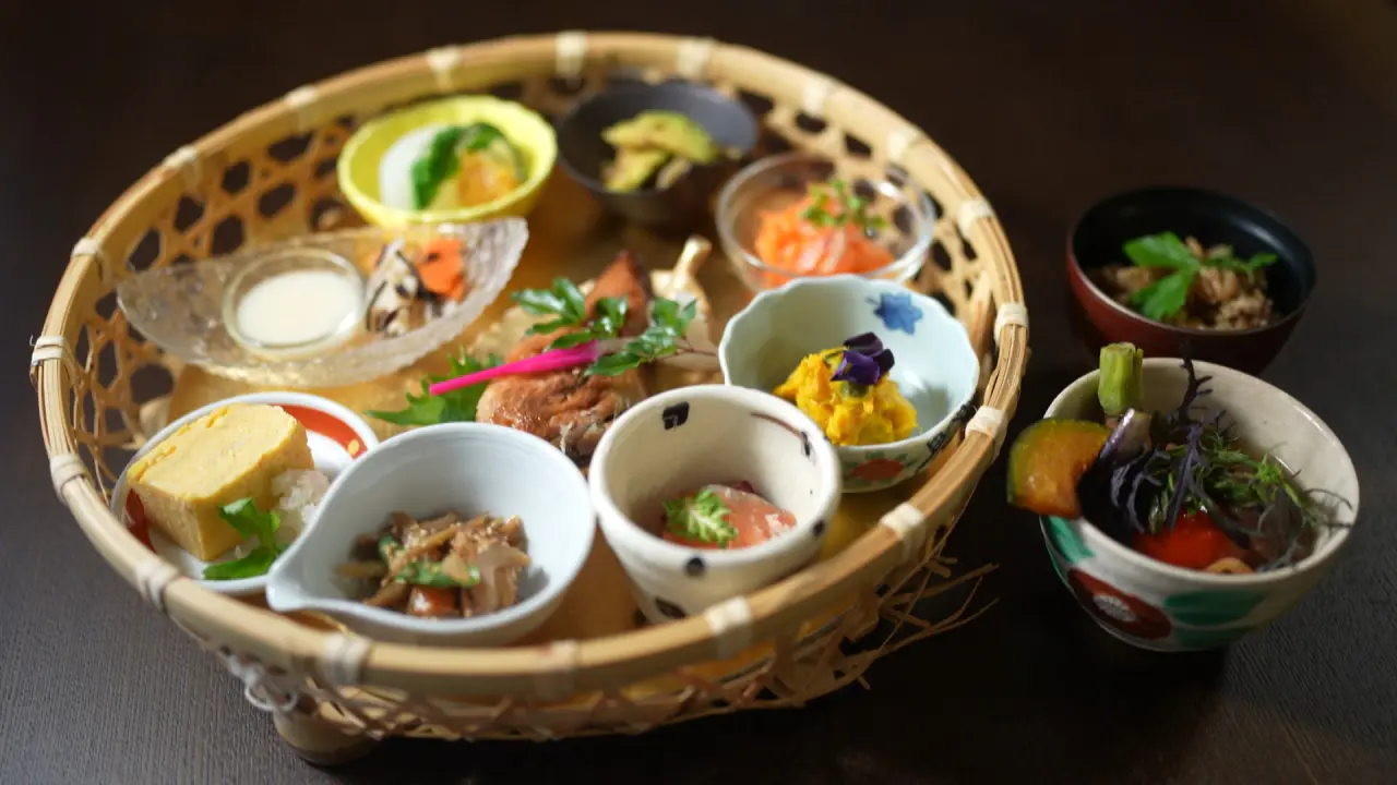 木曜限定・花かご発酵御膳　2500円（税込）
