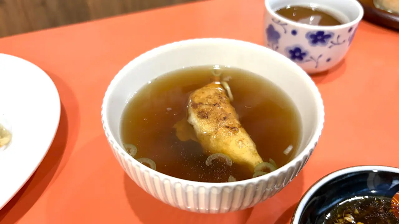 ギョウザをスープに浸して食べる常連さんも