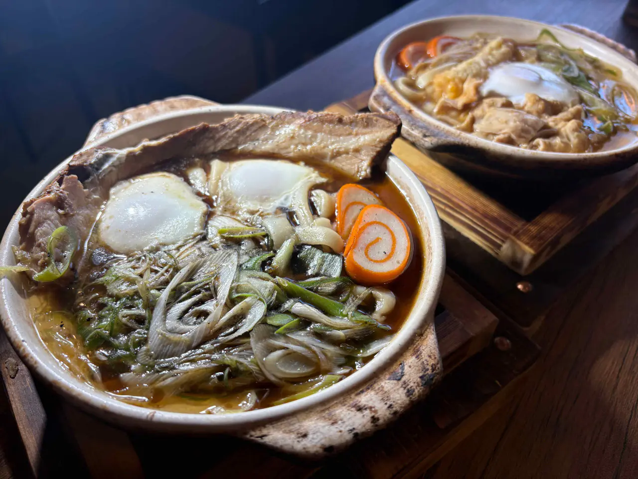左）焼き豚煮込みうどん1600円（税込）／右）もつ煮込みうどん1200円（税込）