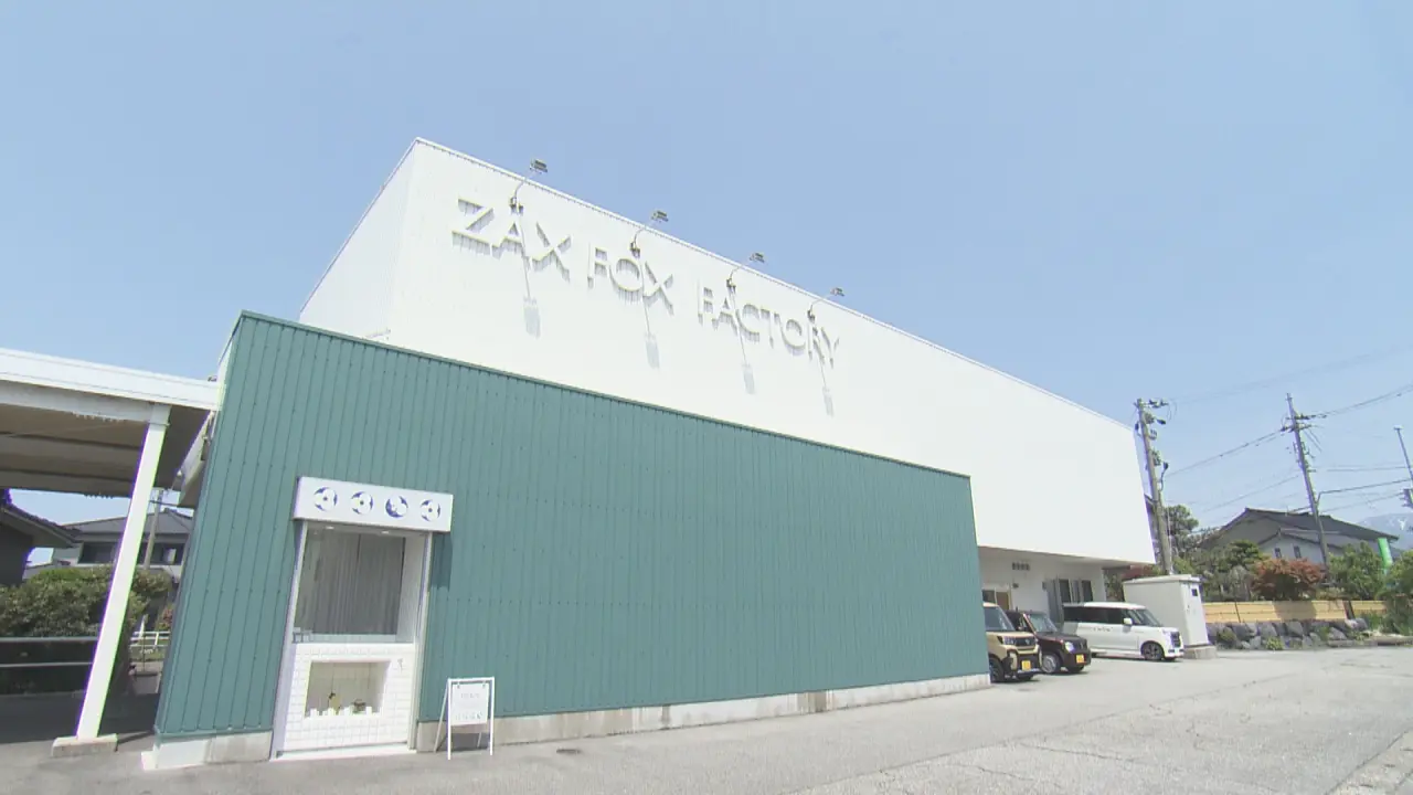 白い窓口が直売所の「ZAX FOXカウンター」
