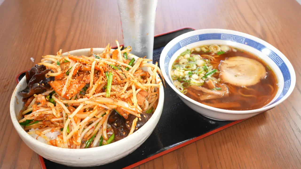 豚キムチ丼と半ラーメン　980円（税込）　＋150円（大盛）　