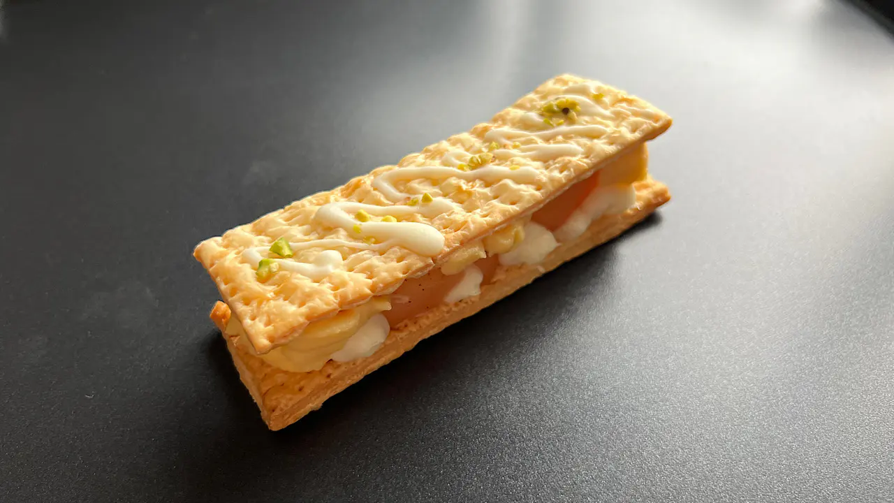 りんごのコンポートとクリームチーズパイ　500円