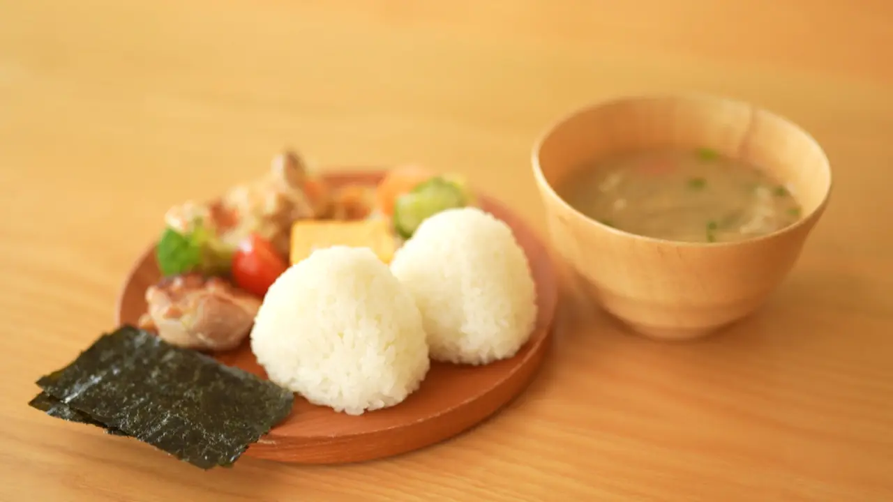 塩むすびとお総菜のプレート／みそ汁付き　1200円（税込）