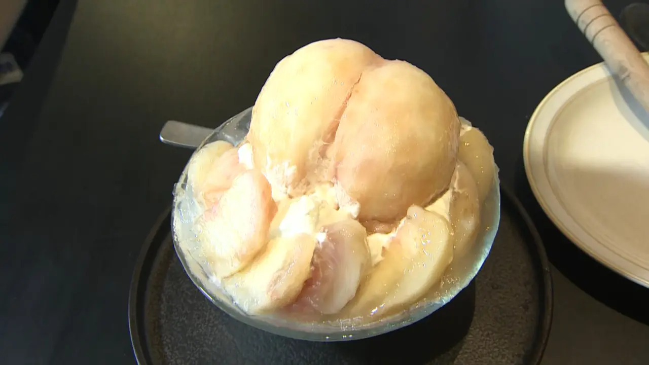 丸ごと桃の生かき氷　2500円（税込）