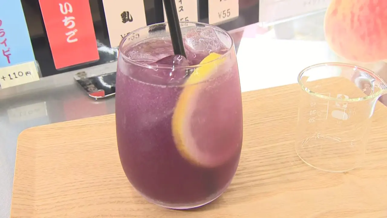 レモンの酸でピンク色に変化！