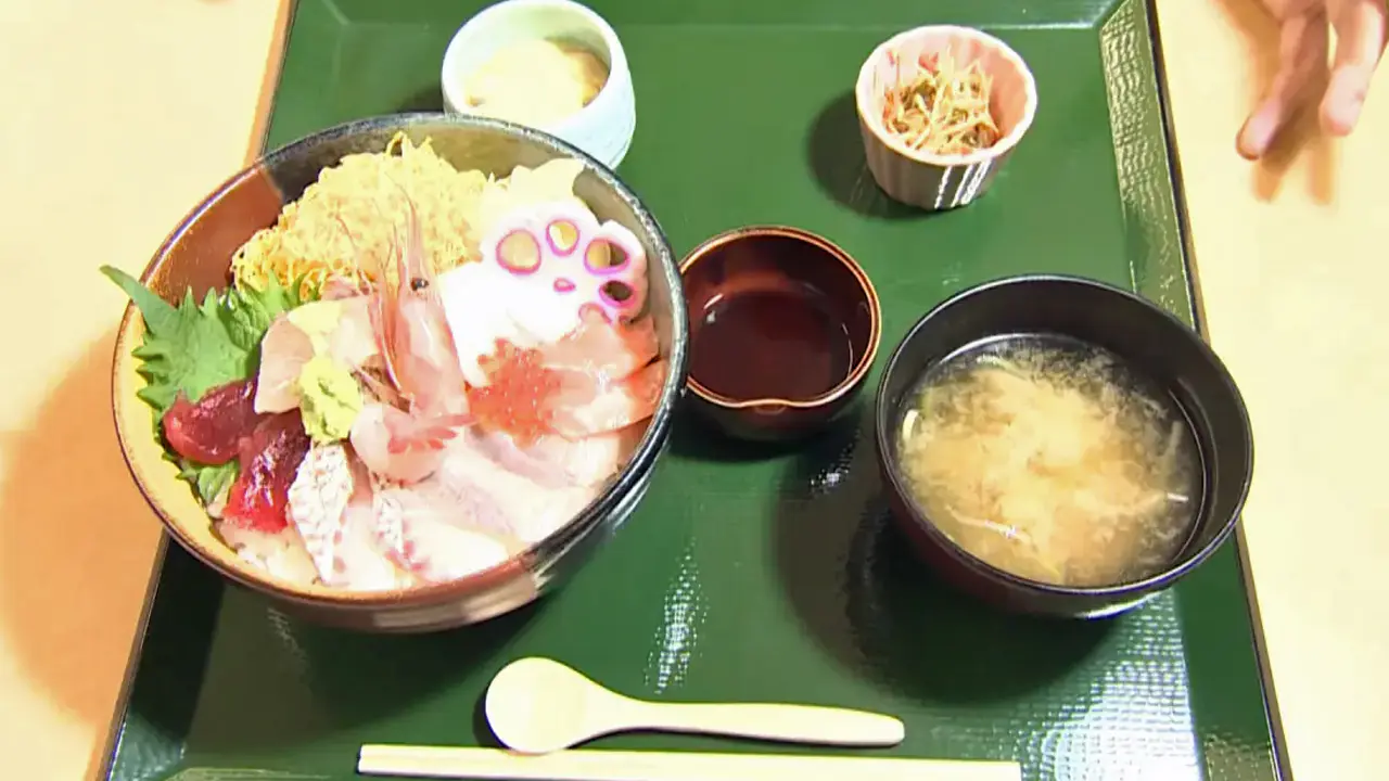 特選海鮮丼　2500円（税込）