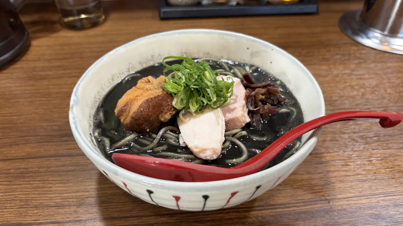 特濃イカ墨とんこつ　1500円（税込）