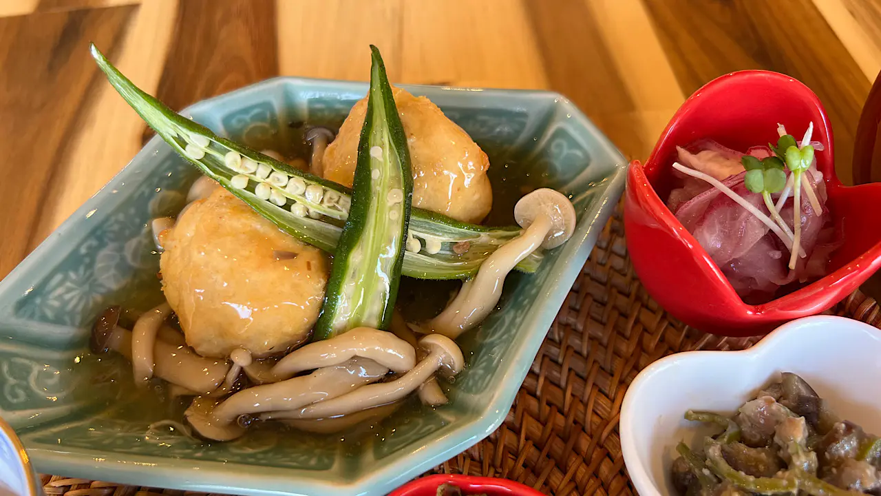 塩でもおいしいおむすびと手作りおかずのプレートランチ【おむすび六丁