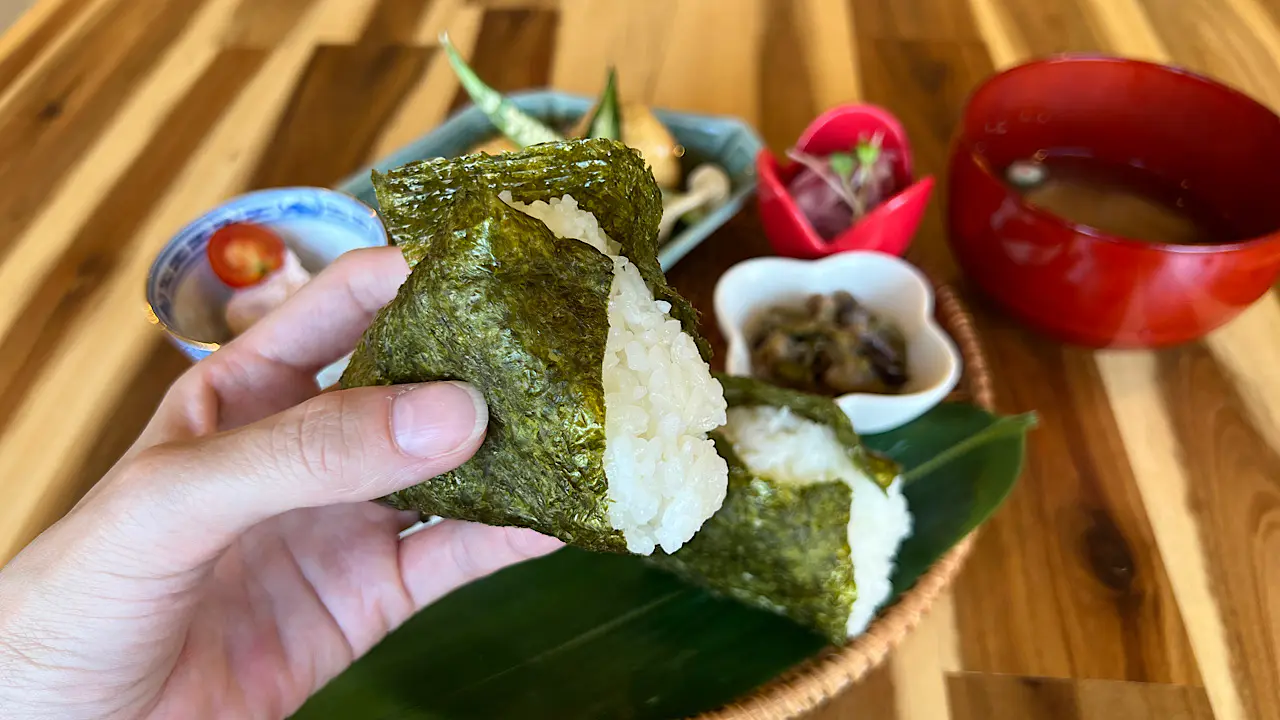 塩でもおいしいおむすびと手作りおかずのプレートランチ【おむすび六丁