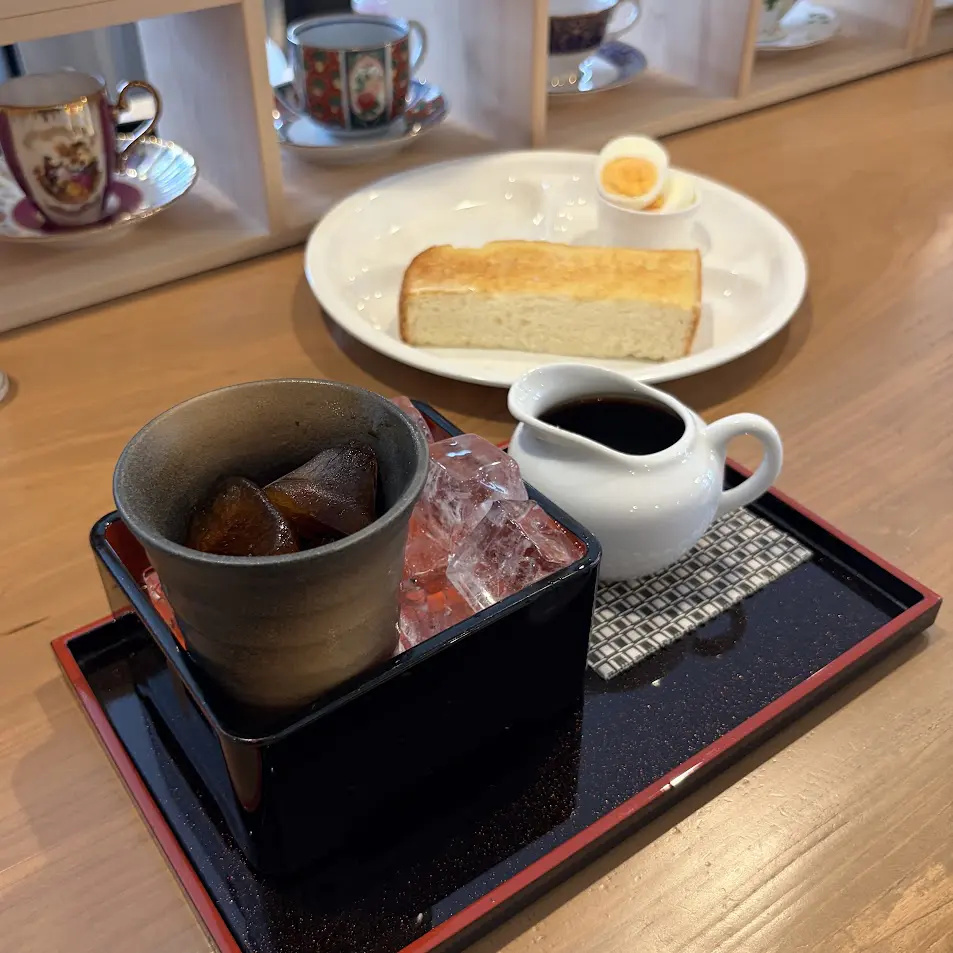 炭焼きアイス珈琲　580円（税込）※モーニングサービス中（7：00～11：00）は、厚切りトースト半分とゆで卵が無料