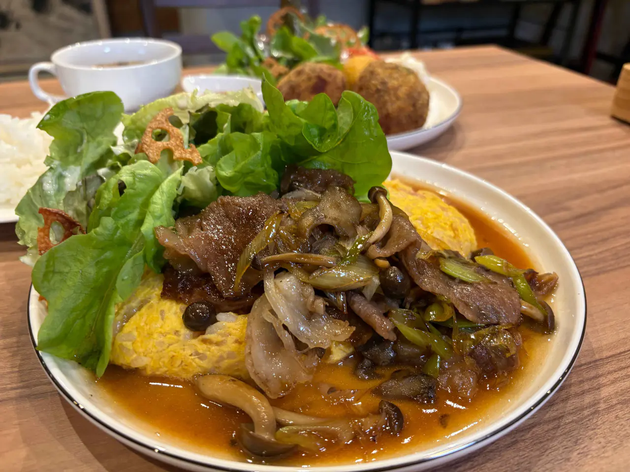 とろ焼きオムライス サーロインすき焼き合盛り　2300円（税込）