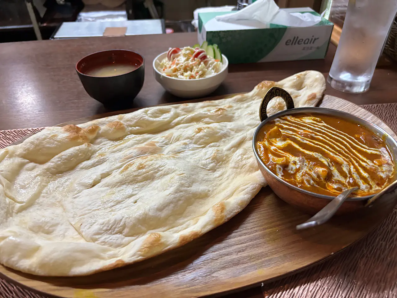 Aセット／チキンミートボールエッグカレー・ナン 1000円（税込）