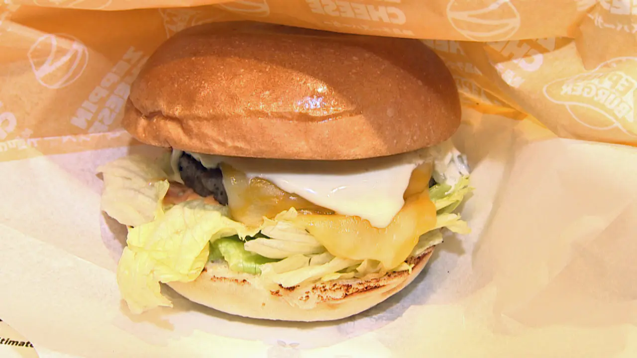 絶品チーズバーガー・単品　590円（税込）