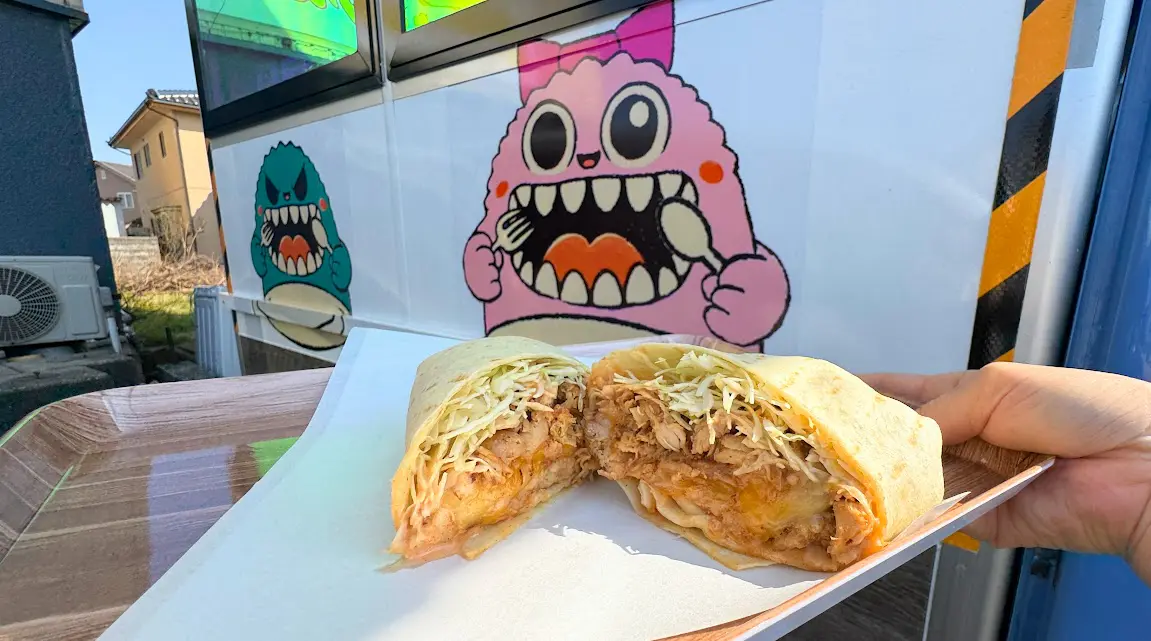 プリっとスパイシー！じっくり“煮揚げ”した鶏肉にかぶりつく【ケバブ