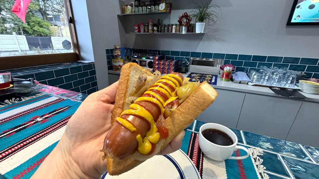 25cm特注ソーセージが贅沢! 富山・環水公園すぐの専門店【HOTDOG