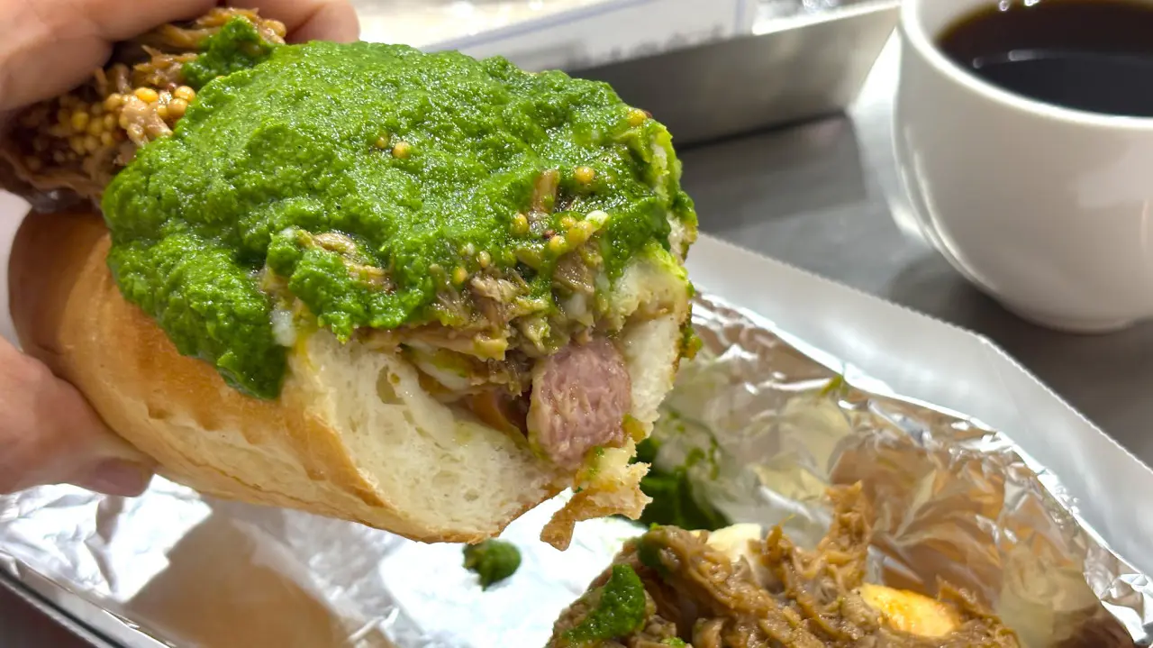 25cm特注ソーセージが贅沢! 富山・環水公園すぐの専門店【HOTDOG