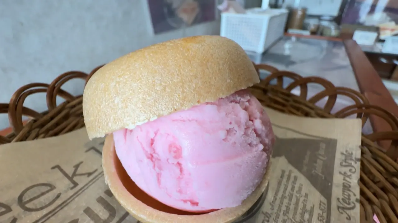 もなかアイス（ストロベリー）　120円（税込）