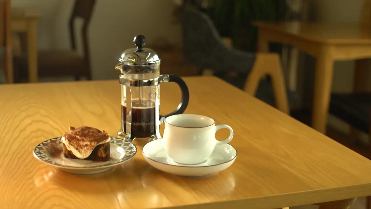 （左）ティラミス 550円（税込）　（右）Mei-Sun coffeeブレンド 700円（税込）