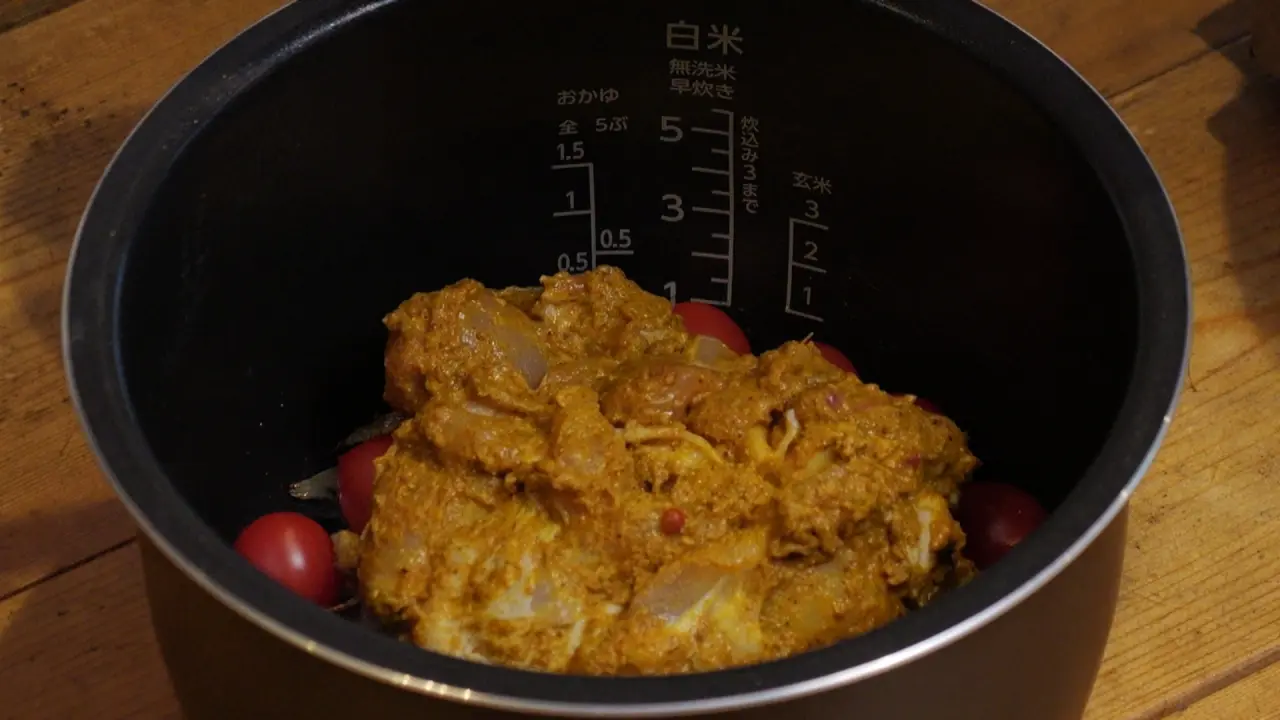 ③鶏肉は調味料ごといれる