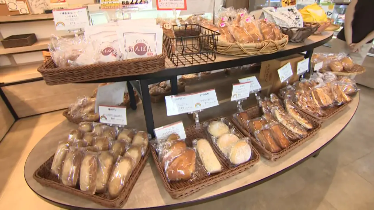 Pan店 手のひらサイズのメロンパンに真っ黒なカレーパンなど常時50～60種の