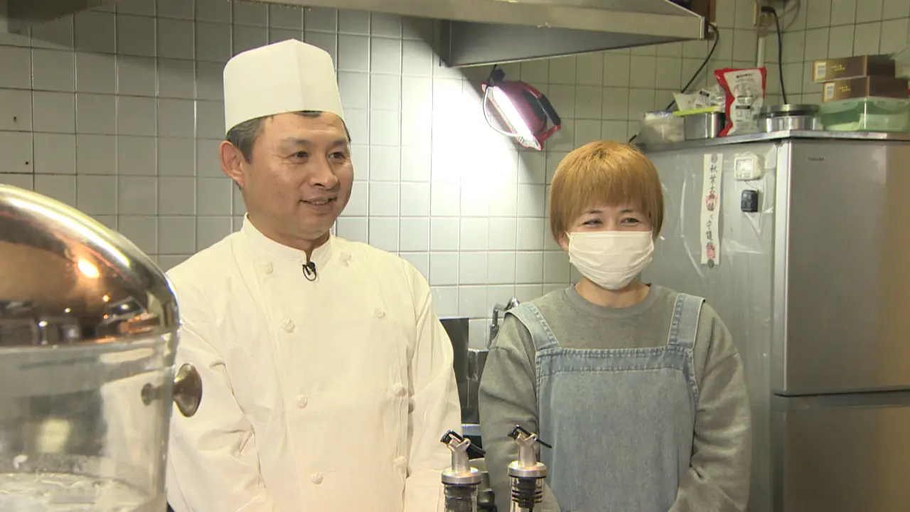 店主の張さん（左）と妻のきぬ子さん（右）