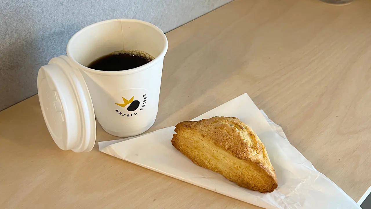 ベイクスタンドブレンド（hot）600円／発酵バタースコーン480円