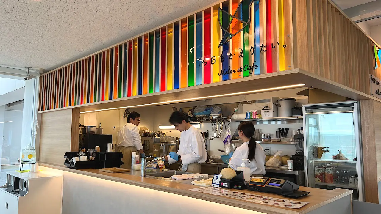 カウンターの上にも立派なメロンがあるけど…