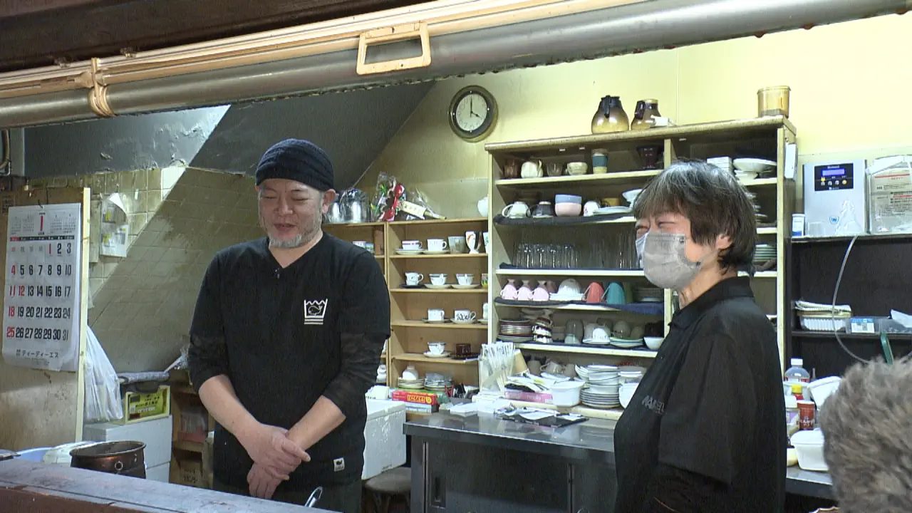 店主の清水英洋さん（左）と、母の千恵子さん（右）