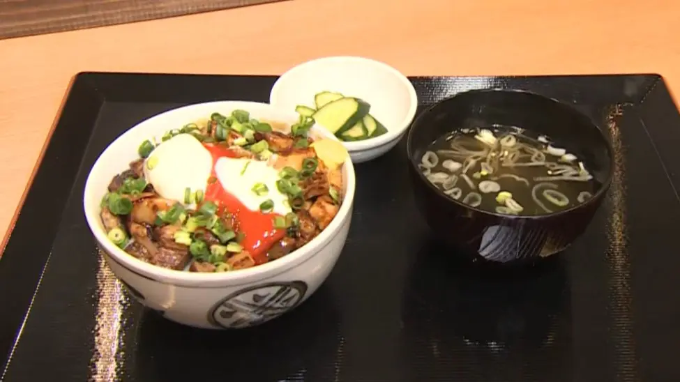 チャーシュー丼　温泉卵付き　900円（税込）