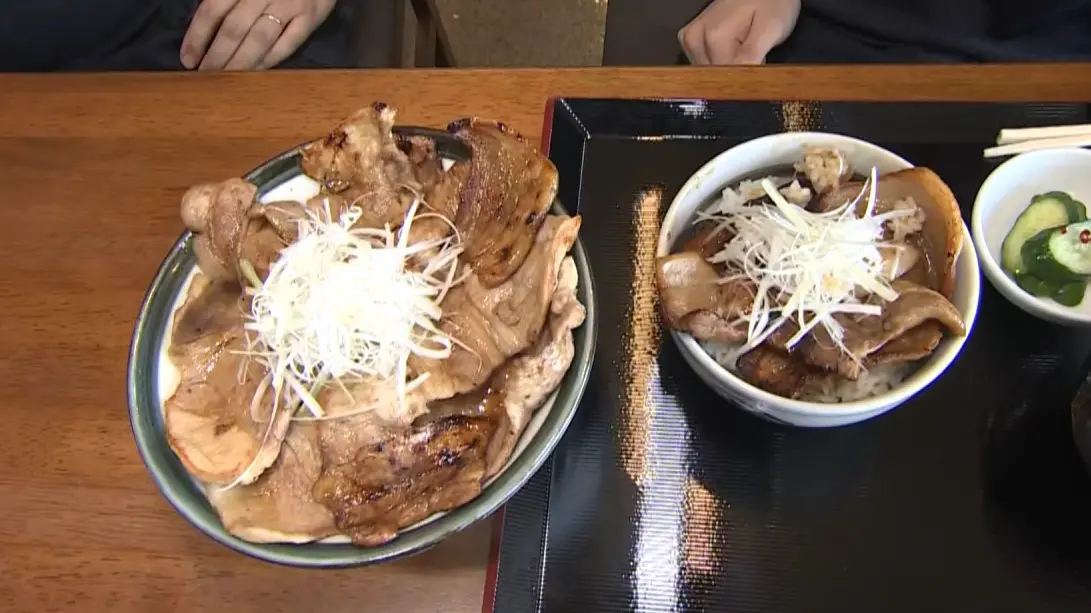〈左〉豚丼 白髪ねぎ付 特盛 1850円（税込）