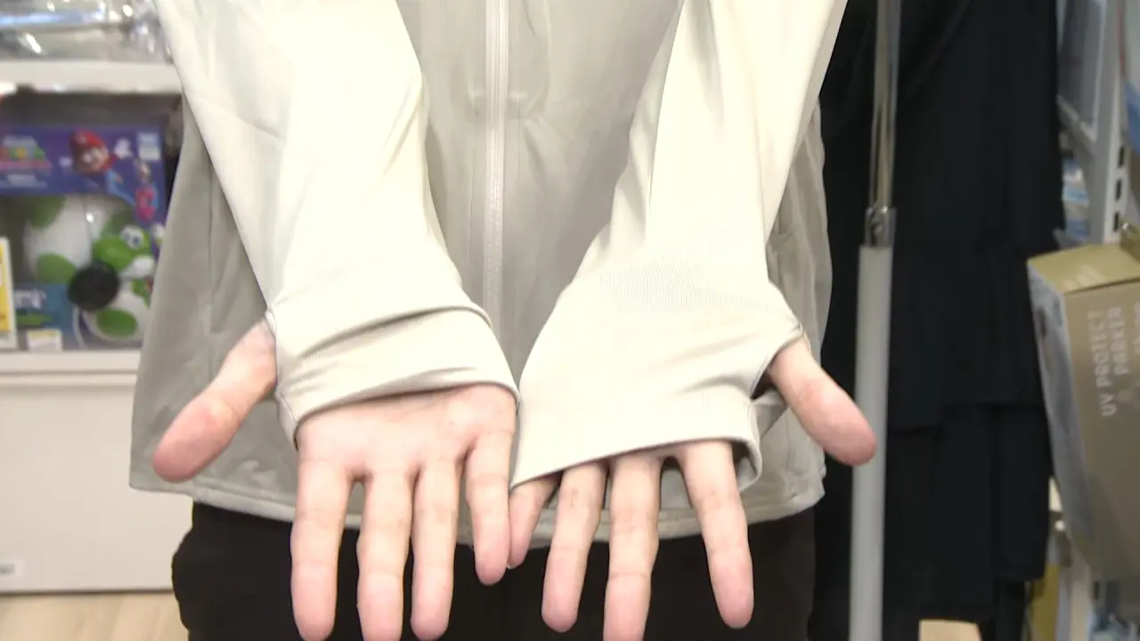 ホールに指を通して手の甲もカバー