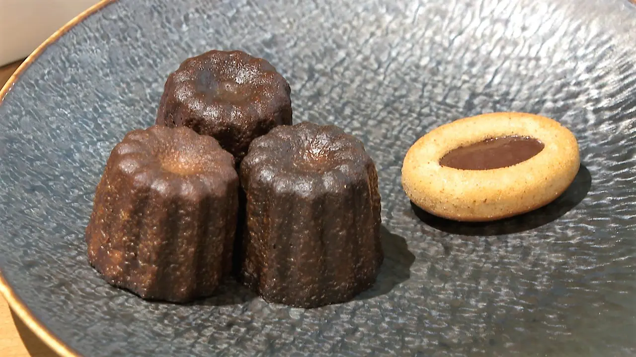 左：三郎丸蒸留所のウイスキーカヌレ 3個セット1500円　右：香酒花 酒粕ティグレ 350円