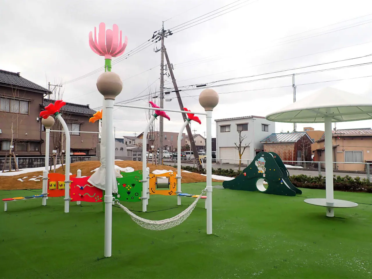 立山町の新しい遊び場【防災児童館 アカリエ】3/23～ 屋外遊具がついに