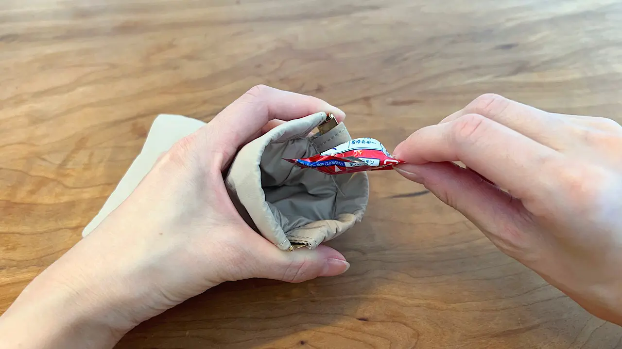 お菓子の包み紙もポイっと