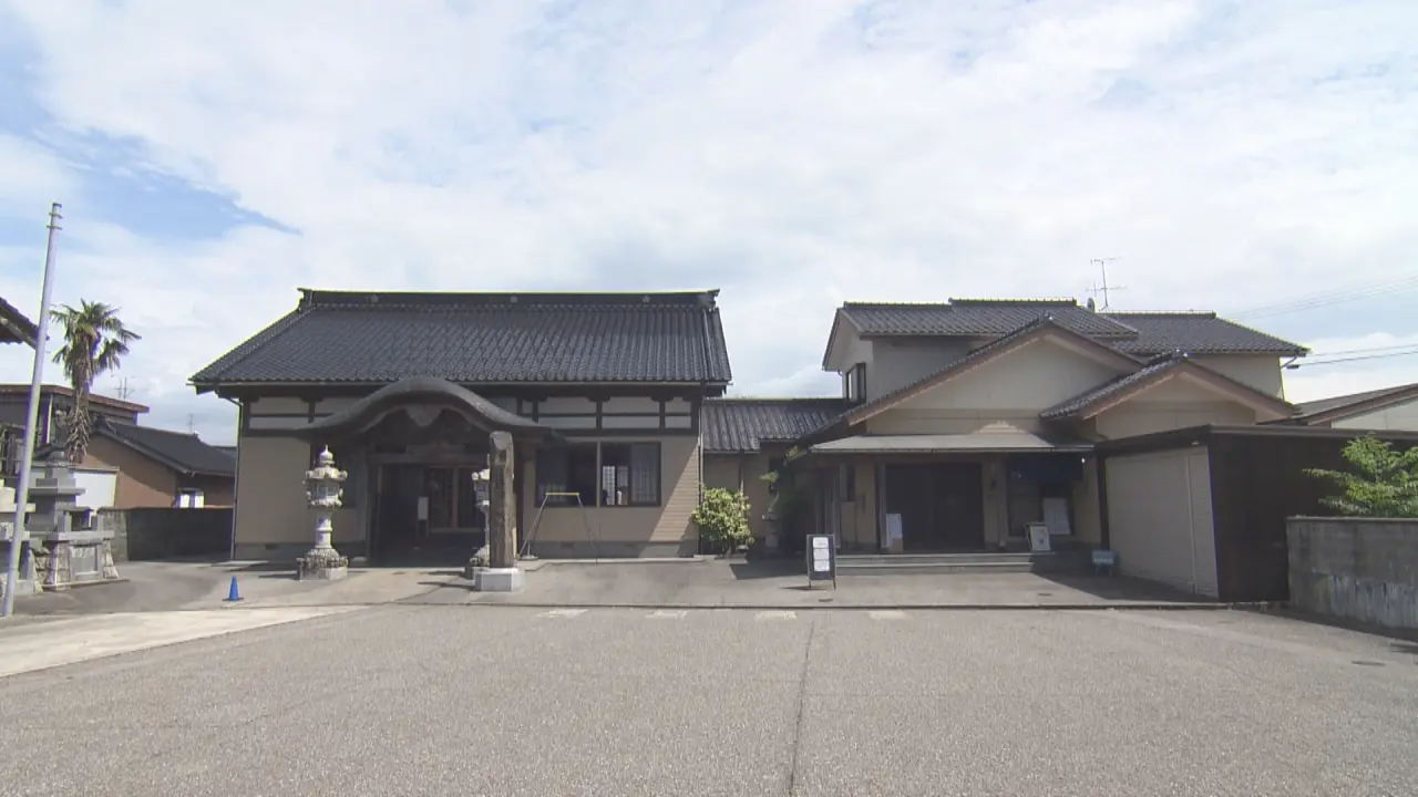 左側が獨勝寺　右側がコンネ