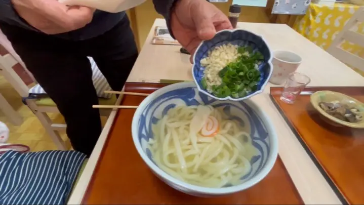 あたたかいうどん・かけだし　530円（税込）