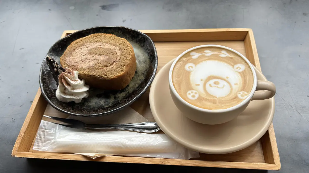 カフェラテ　748円（税込）