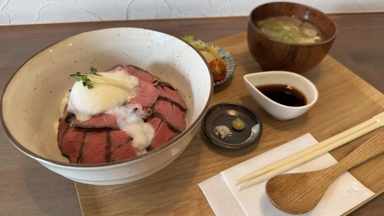 ローストビーフ丼（小鉢・味噌汁付）　1850円
