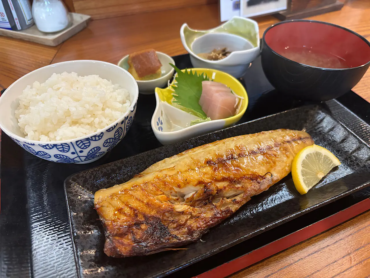 富山湾の魚介を寿司、海鮮丼、焼き魚で【ファミリー食堂 さかなやさん