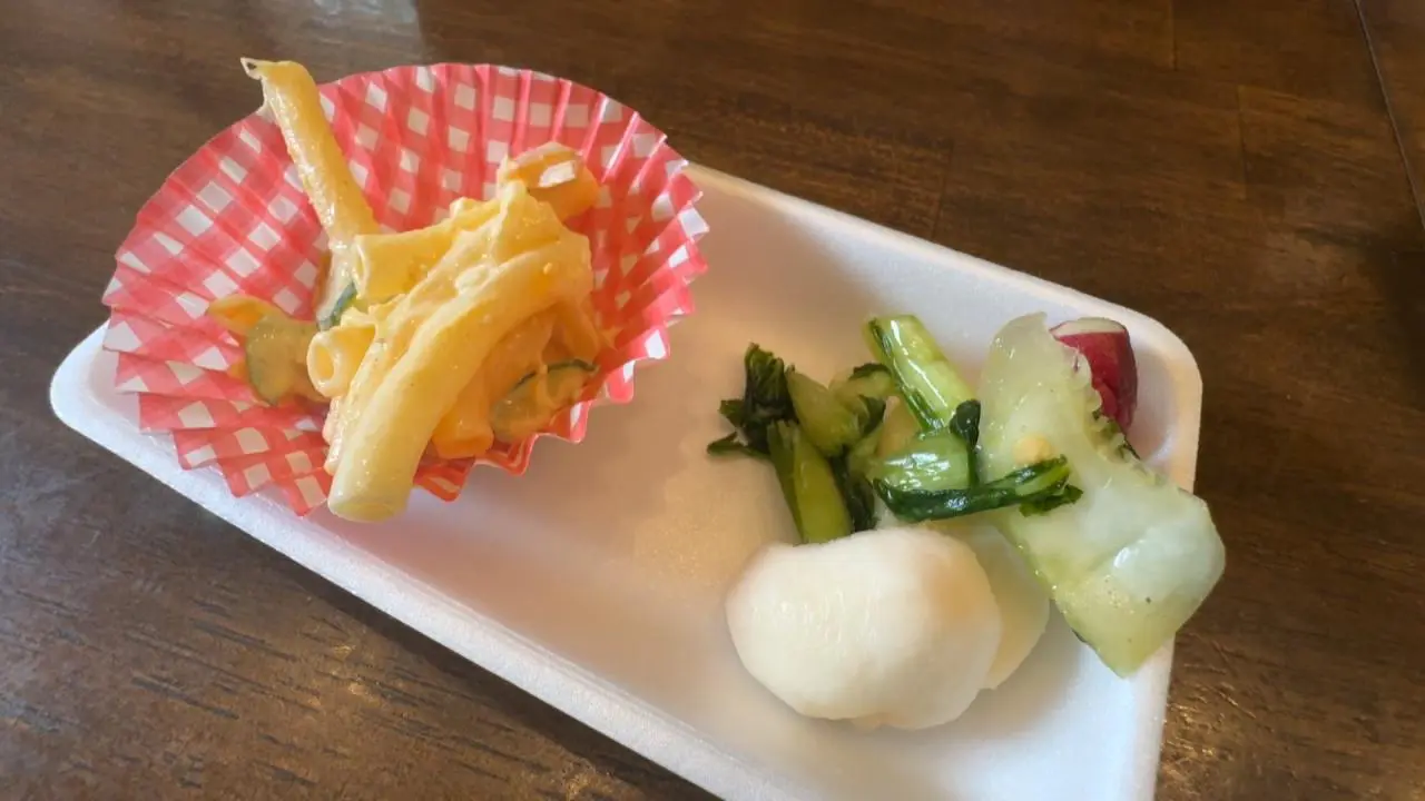 マカロニサラダとカブの漬物