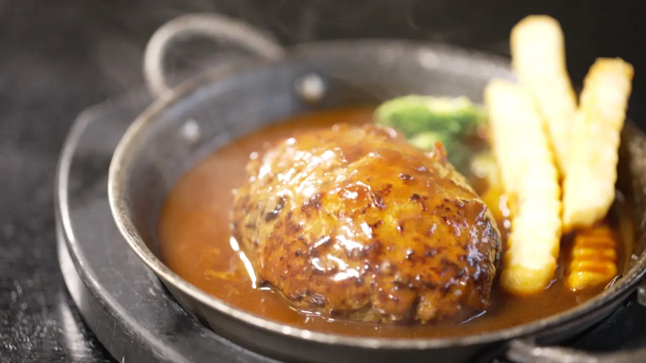 ハンバーグ／サラダ付　1270円（税込）