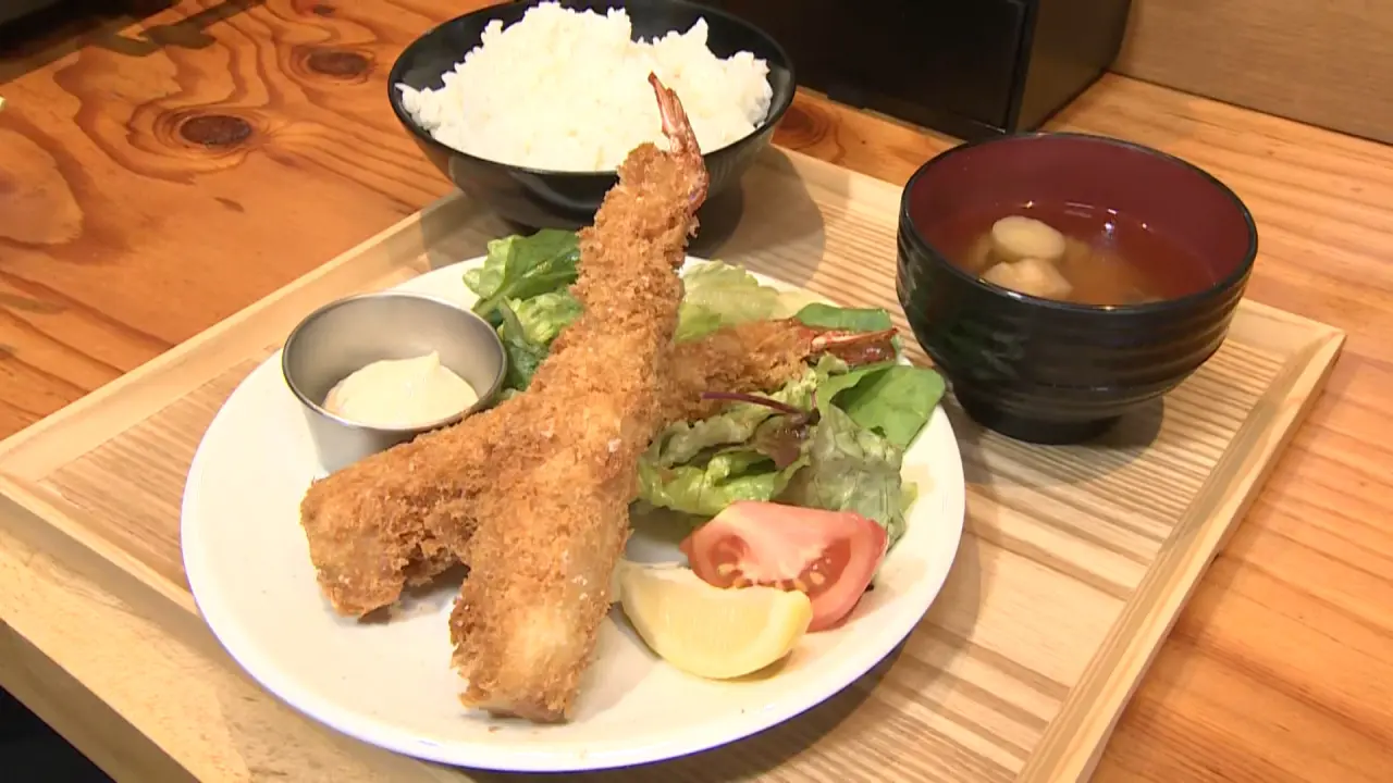 大きなエビフライ定食　1450円（税込）