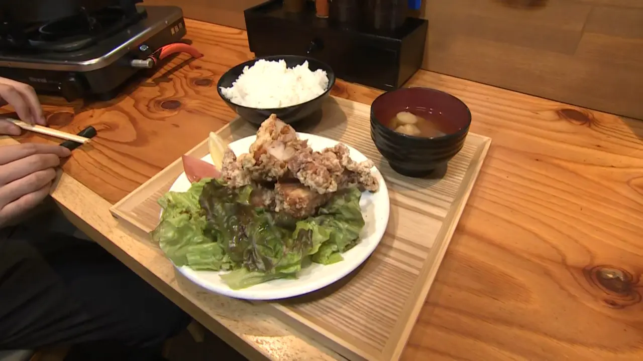 若とり唐揚げ定食　990円（税込）