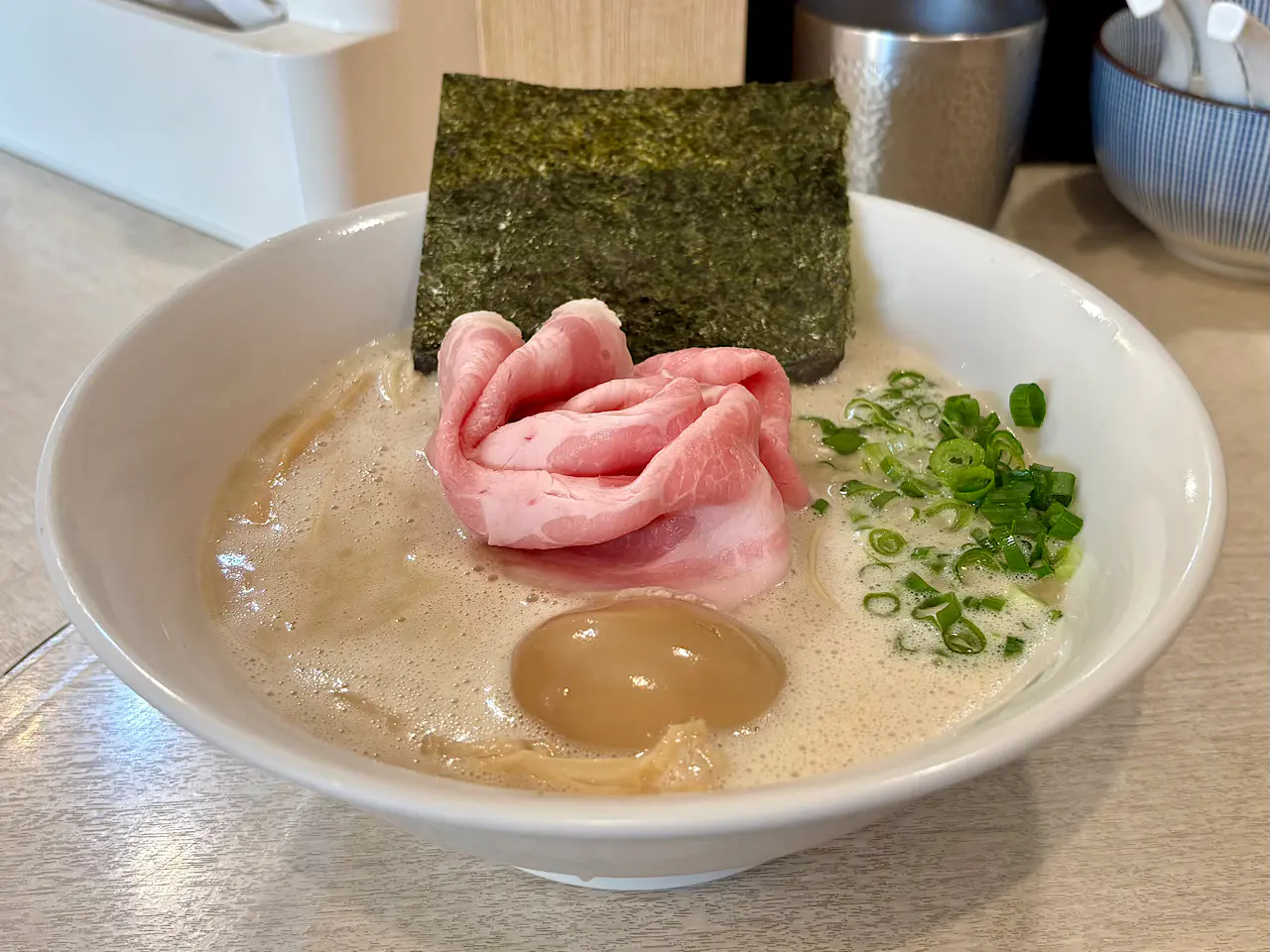 並んでも食べたい! 国産4種の煮干しスープにクセになる自家製ザクパツ
